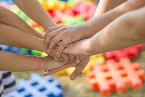 Familie hält sich an den Händen nach einer erfolgrreichen Konfliktlösung nach der Familienkonferenz von Gordon