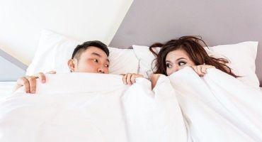 Ein Paar liegt zugedeckt im Bett. Sex ist nach vor oft ein Tabuthema in Beziehungen. Paare können oft nicht über Sex reden. Ein Paar liegt zugedeckt im Bett. Sex ist nach vor oft ein Tabuthema in Beziehungen. Paare können oft nicht über Sex reden.