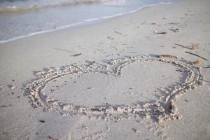 Ein Herz im Sand gezeichnet von einem Paar, dass die Liebe im Alltag bewahren konnte.