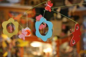 Mobile mit bunten Holzblumen. Ein Familiensystem ist vergleichbar mit einem Mobile. Durch die Bewegung eines Einzelnen kommt das ganze System in Bewegung. Mobile mit bunten Holzblumen. Ein Familiensystem ist vergleichbar mit einem Mobile. Durch die Bewegung eines Einzelnen kommt das ganze System in Bewegung.
