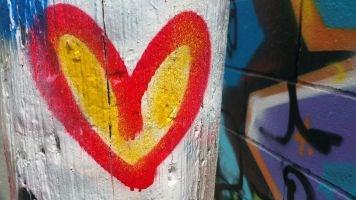 Ein Herz an die Wand gemalt von einem Paar, das glücklich ist, seine Beziehungsprobleme lösen zu können.